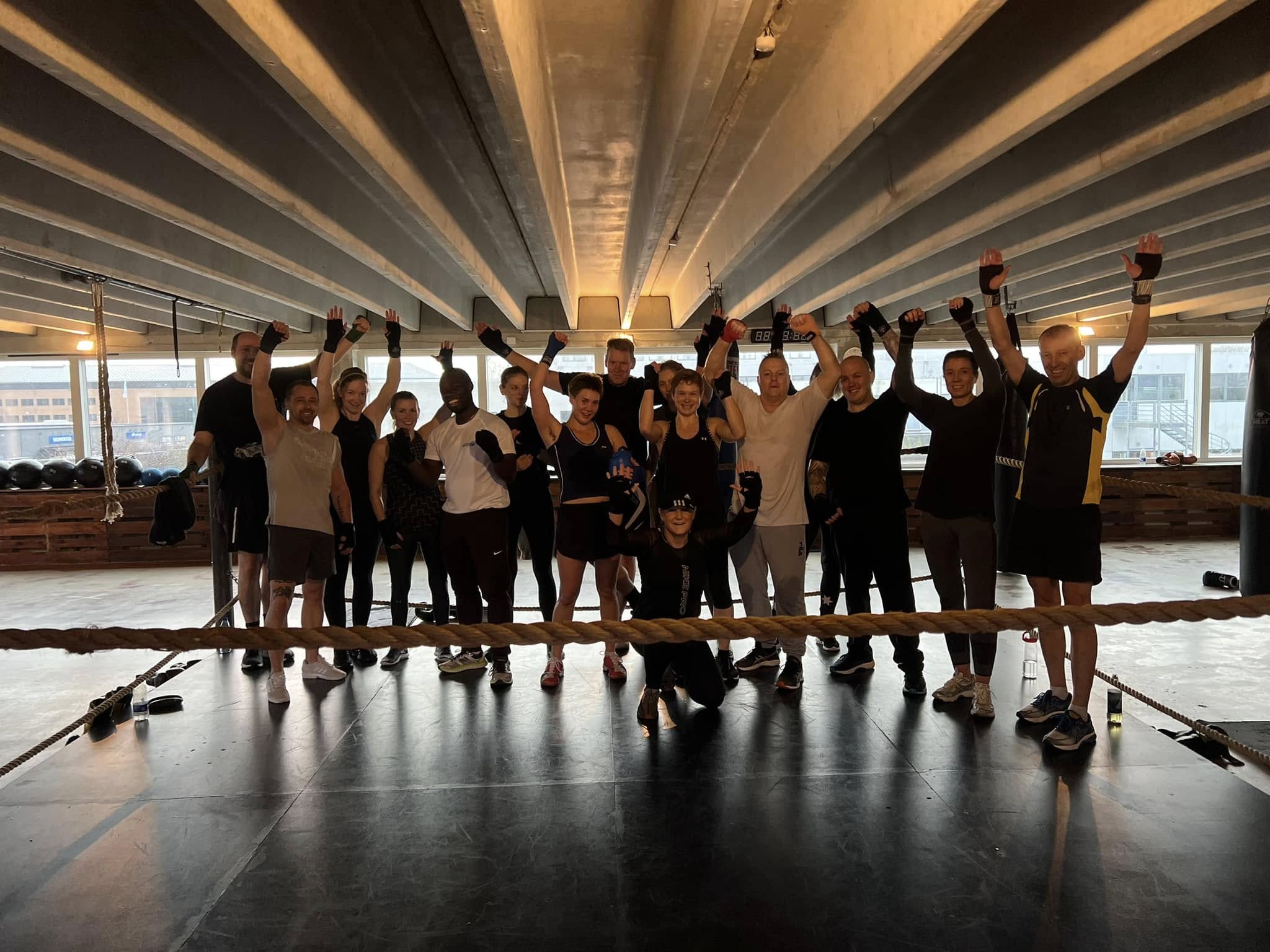 En stor gruppe medlemmer fejrer træningen sammen i Heat Boxing Gym