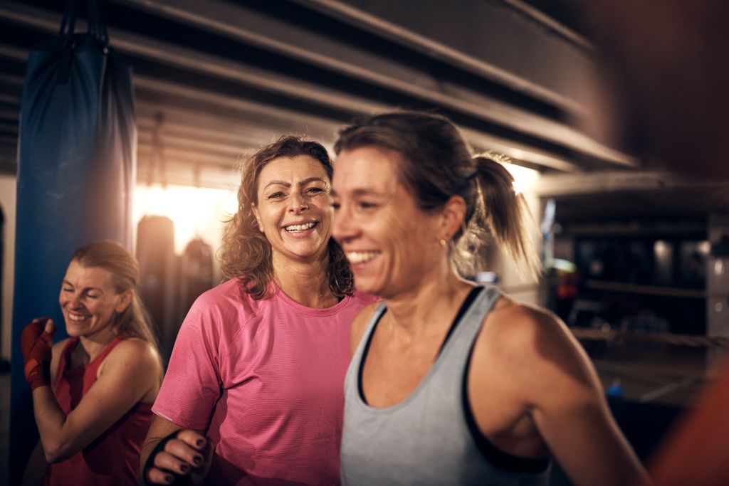 To smilende medlemmer efter træning i Heat Boxing Gym